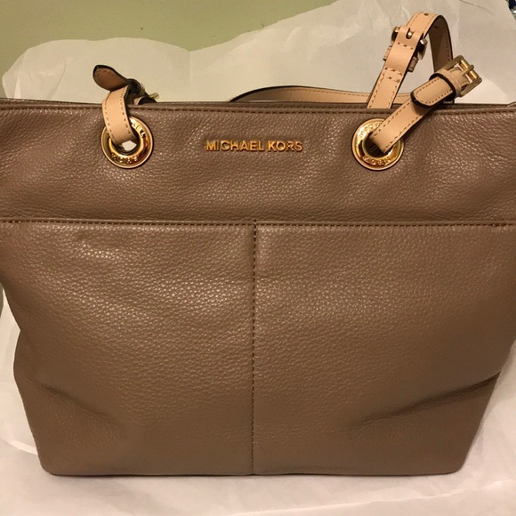 **SOLD** Michael Kors Bedford Pocket Tote - Picture 1 of 5